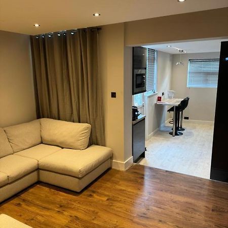 Double Bedroom In Private Home- Canning Town By London Excel Exterior photo