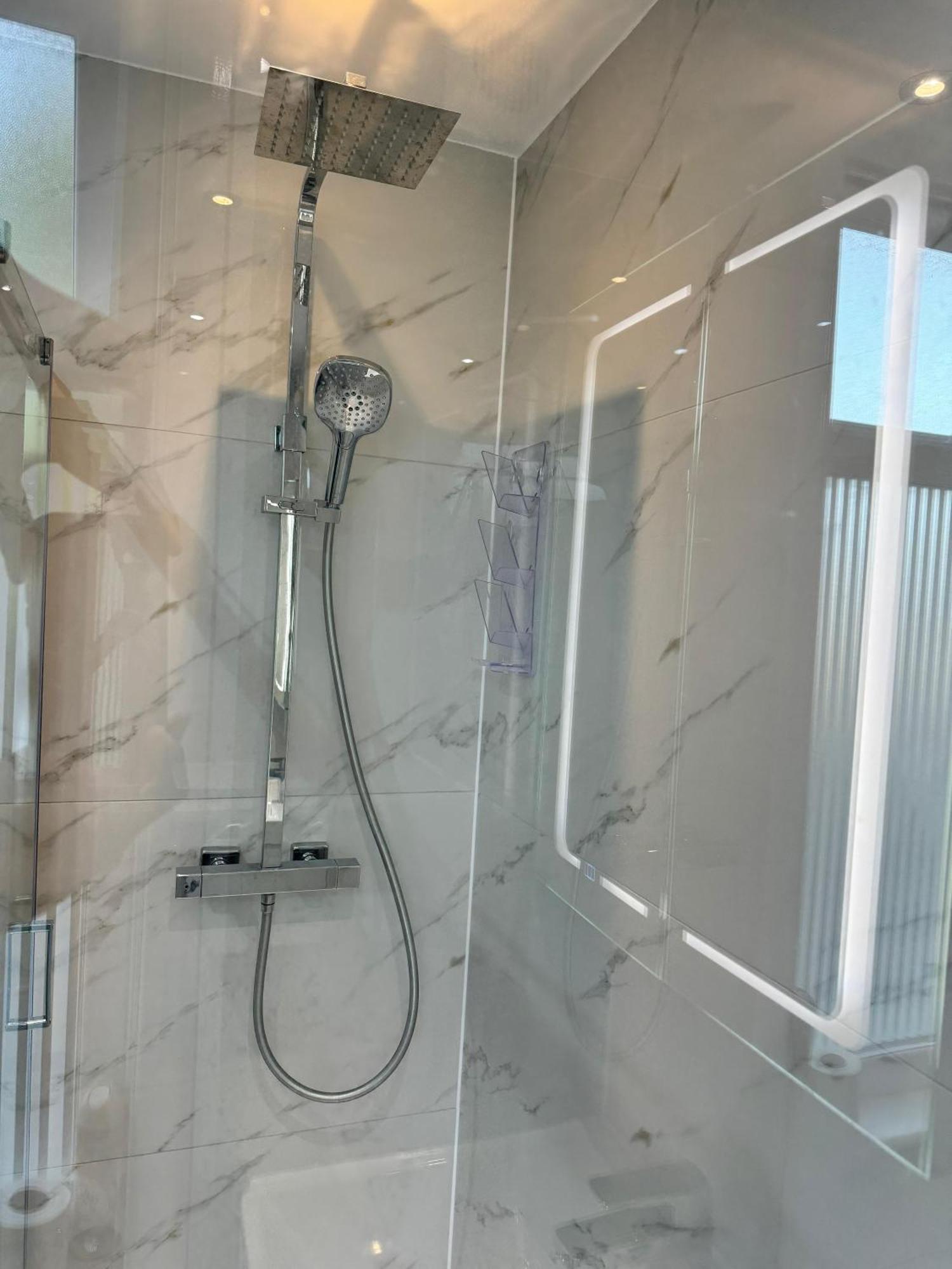 Double Bedroom In Private Home- Canning Town By London Excel Exterior photo